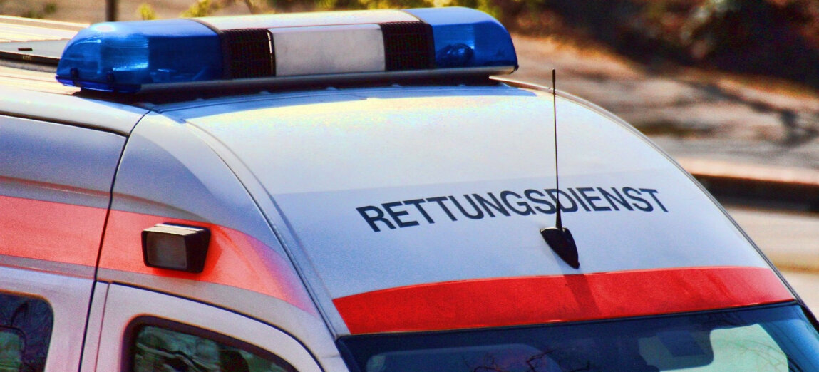 Rettungsdienstfahrzeug mit Blaulicht