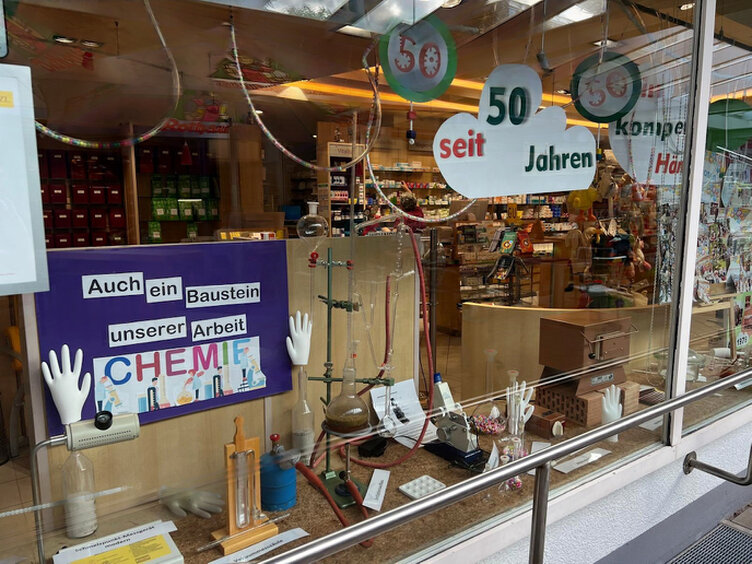 50_Jahre_Hotzenwald-Apothke_Schaufenster_Chemie-Versuche