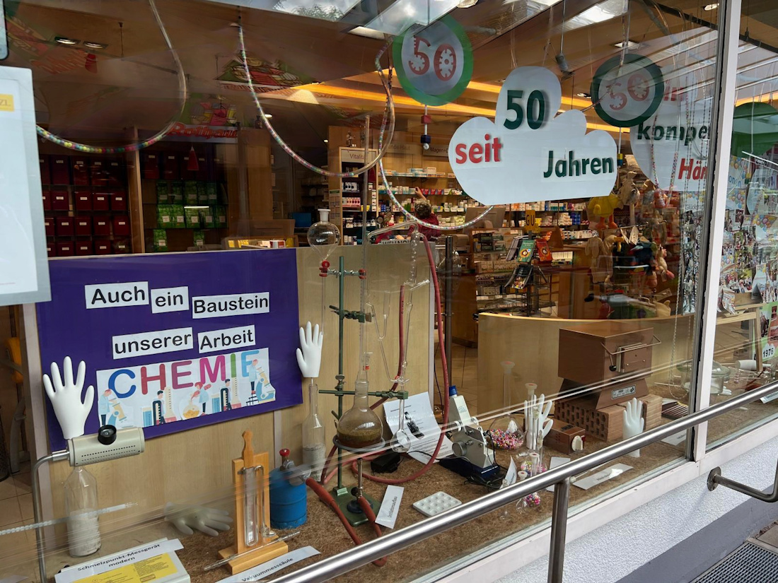 50_Jahre_Hotzenwald-Apothke_Schaufenster_Chemie-Versuche