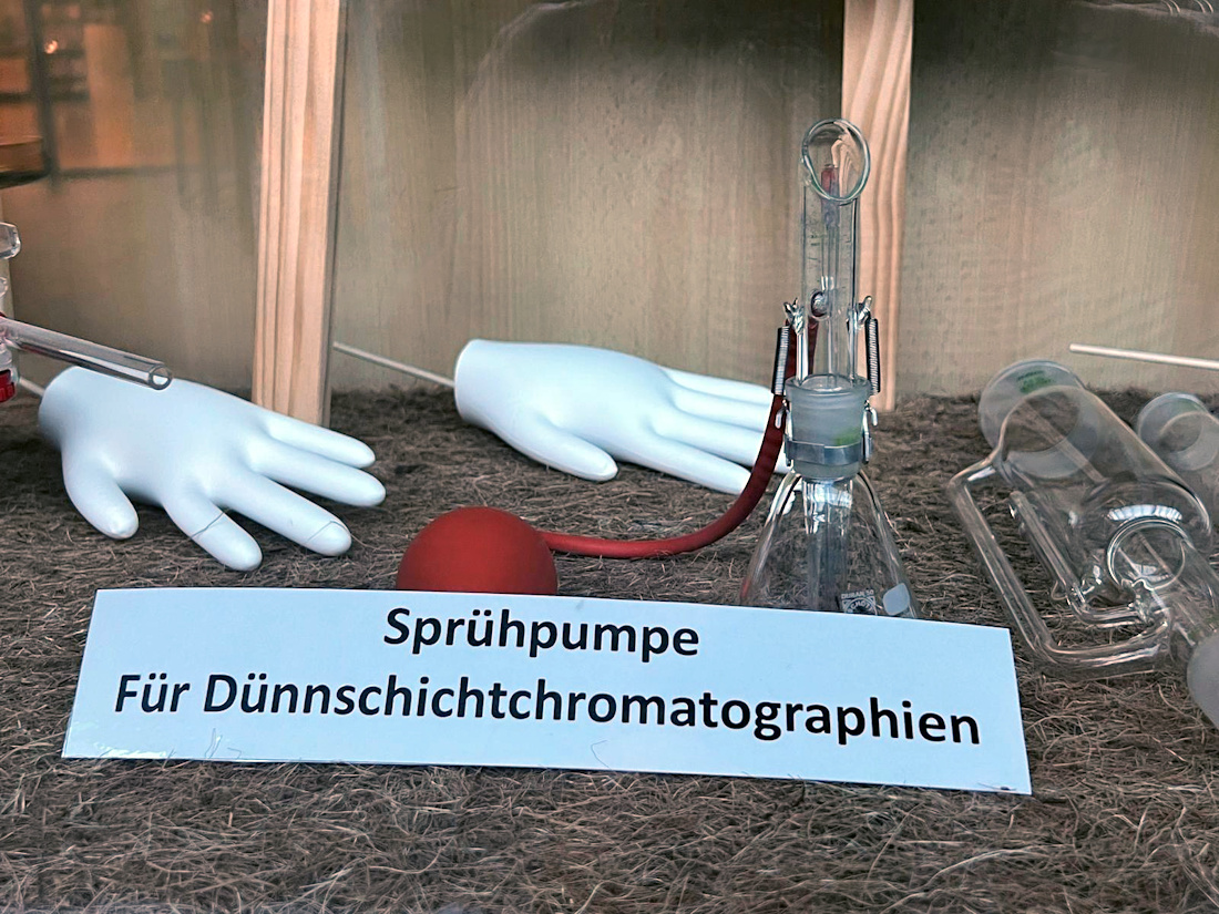 Hotzenwald-Apotheke-Handschuhe_im_Schaufenster
