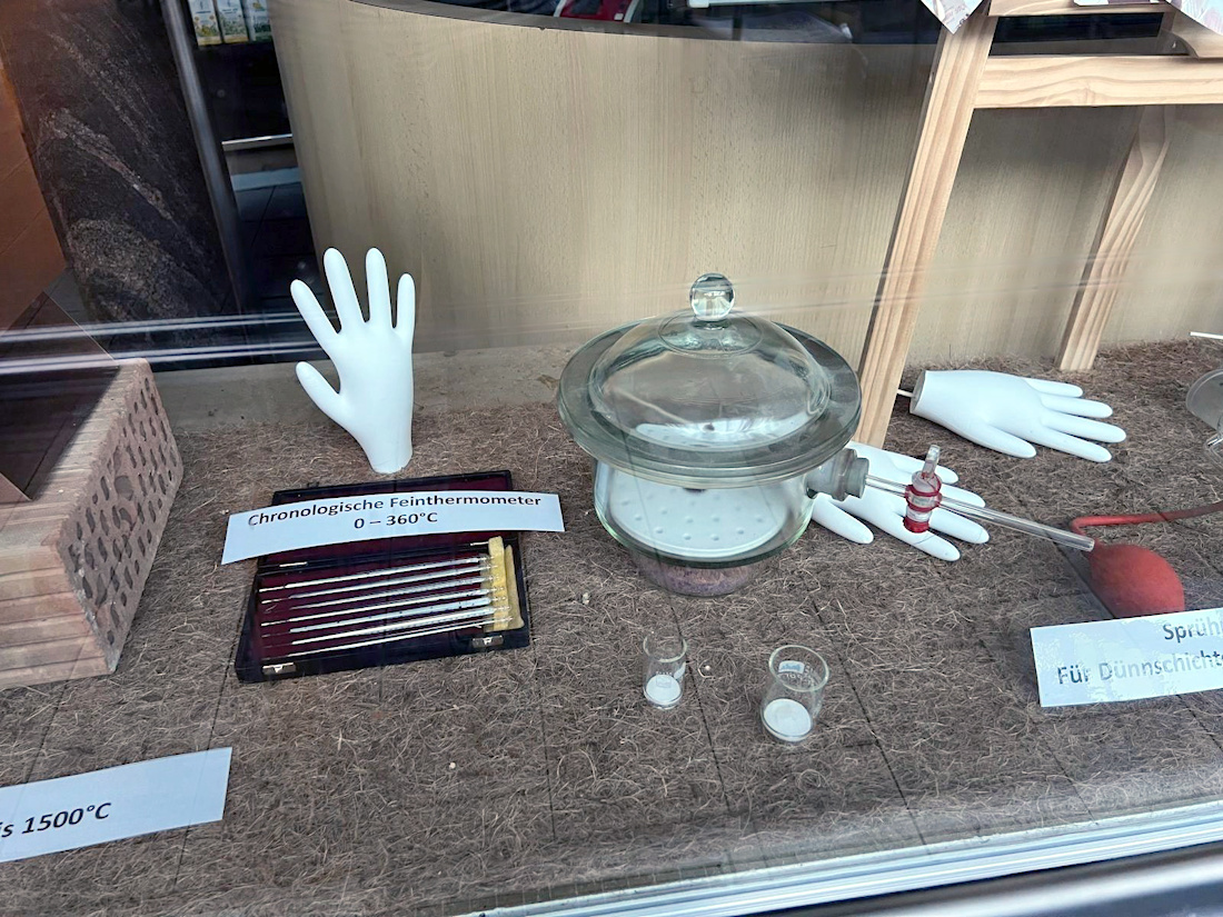 Schaufenster_Hotzenwald-Apotheke_Glasschale_Sprühpumpe_und_Handschuhe