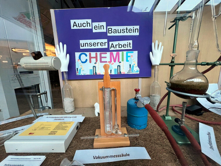 Schaufenster_Hotzenwalsd-Apotheke_weitere_Chemie_Details-Versuchsanordnungen