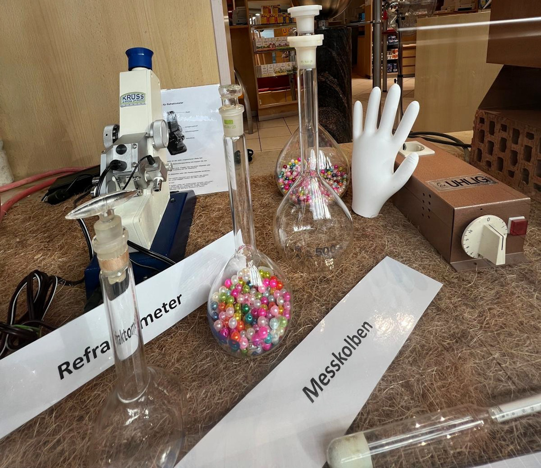Schaufenster-Detail-Kolben_und_Handschuhe