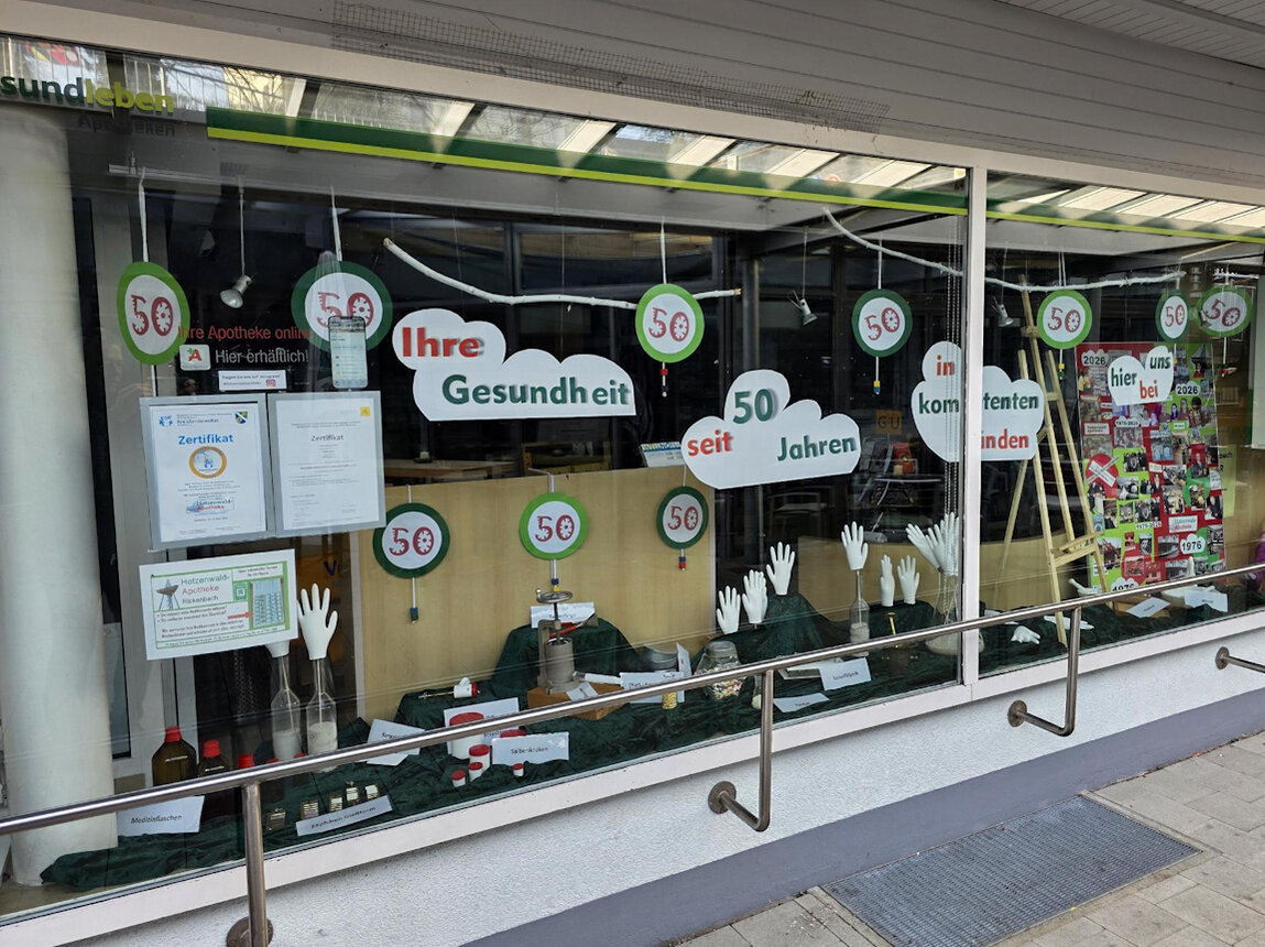 Der Slider zeigt das Schaufenster der Hotzenwald-Apotheke
