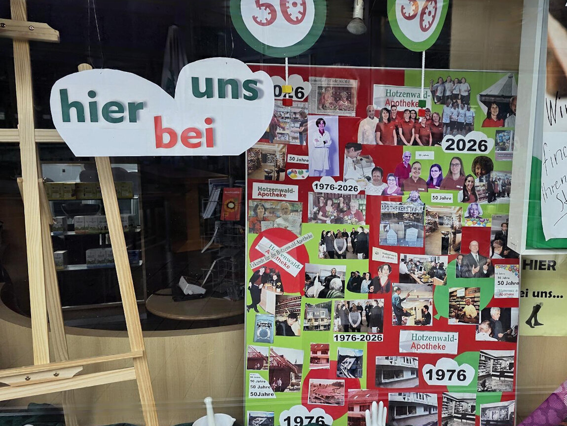 Dekoration im Schaufenster mit dem 50-Jahre-Hotzenwald-Apotheke-Bild
