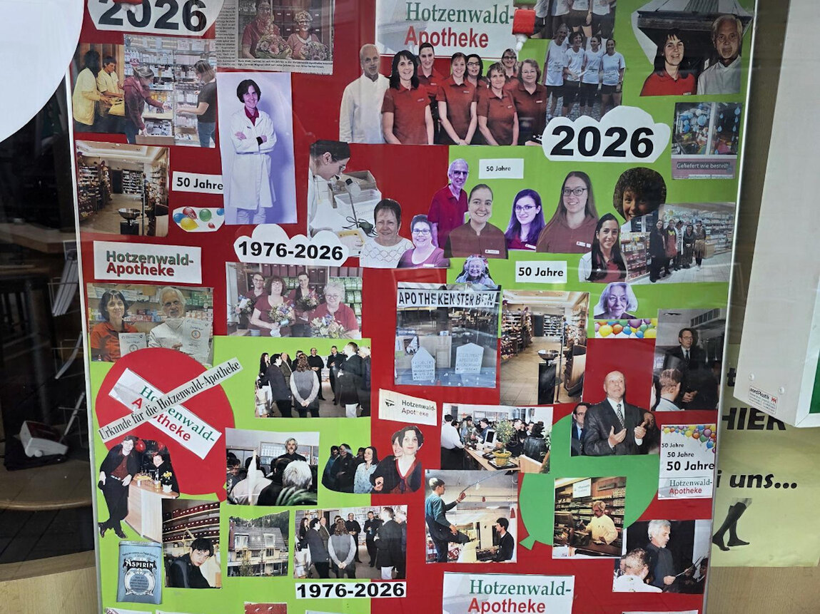 Dekoration im Schaufenster mit der Detailaufnahme des Bildes 50-Jahre-Hotzenwald-Apotheke