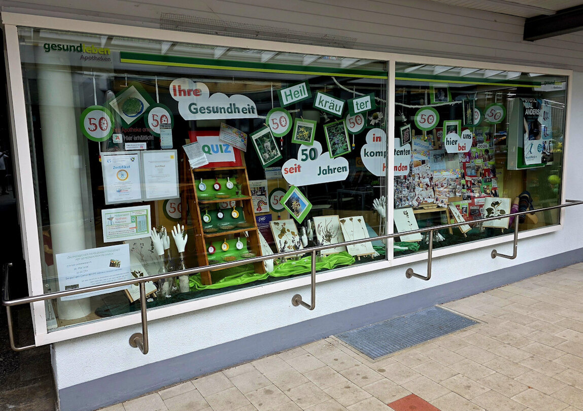 Schaufenster Hotzenwald_Apotheke_mit_Pflanzenquiz