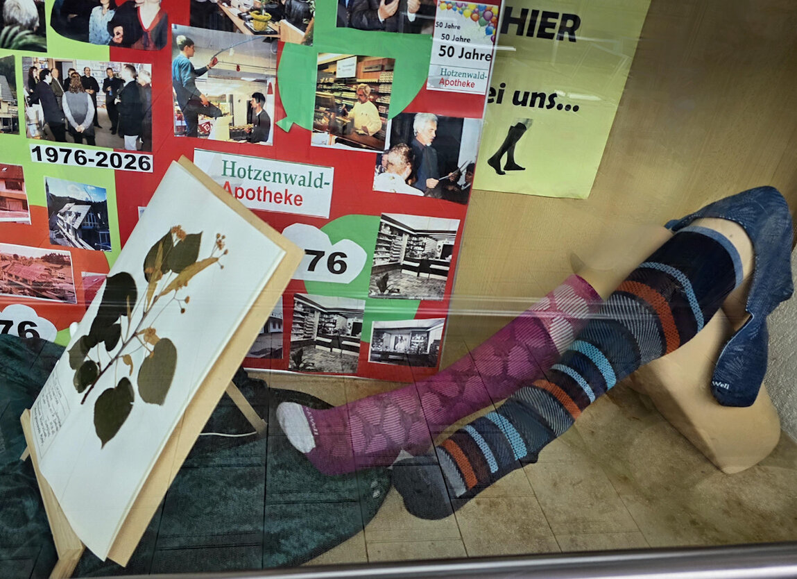 Schaufenster_Hotzenwald_Apotheke_mit_Strumpf