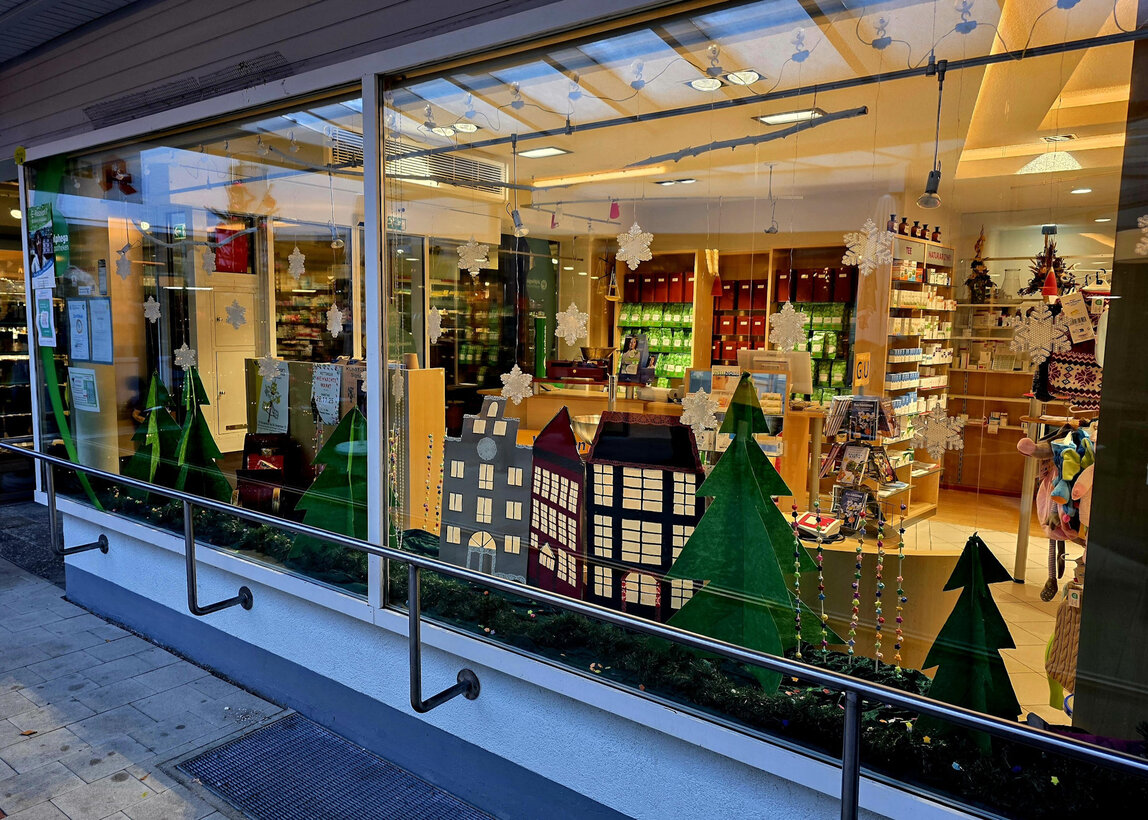 Der Slider zeigt das Schaufenster der Hotzenwald-Apotheke