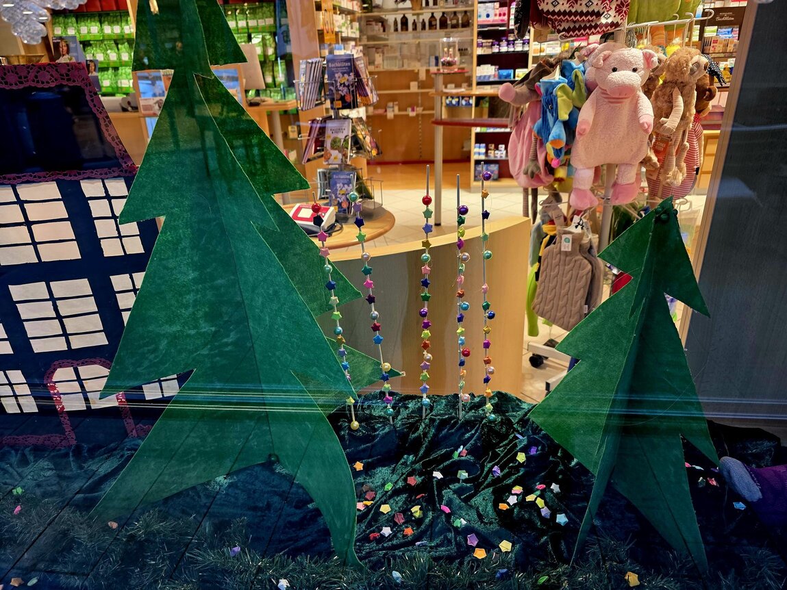 Dekoration im Schaufenster mit Tannenbaum