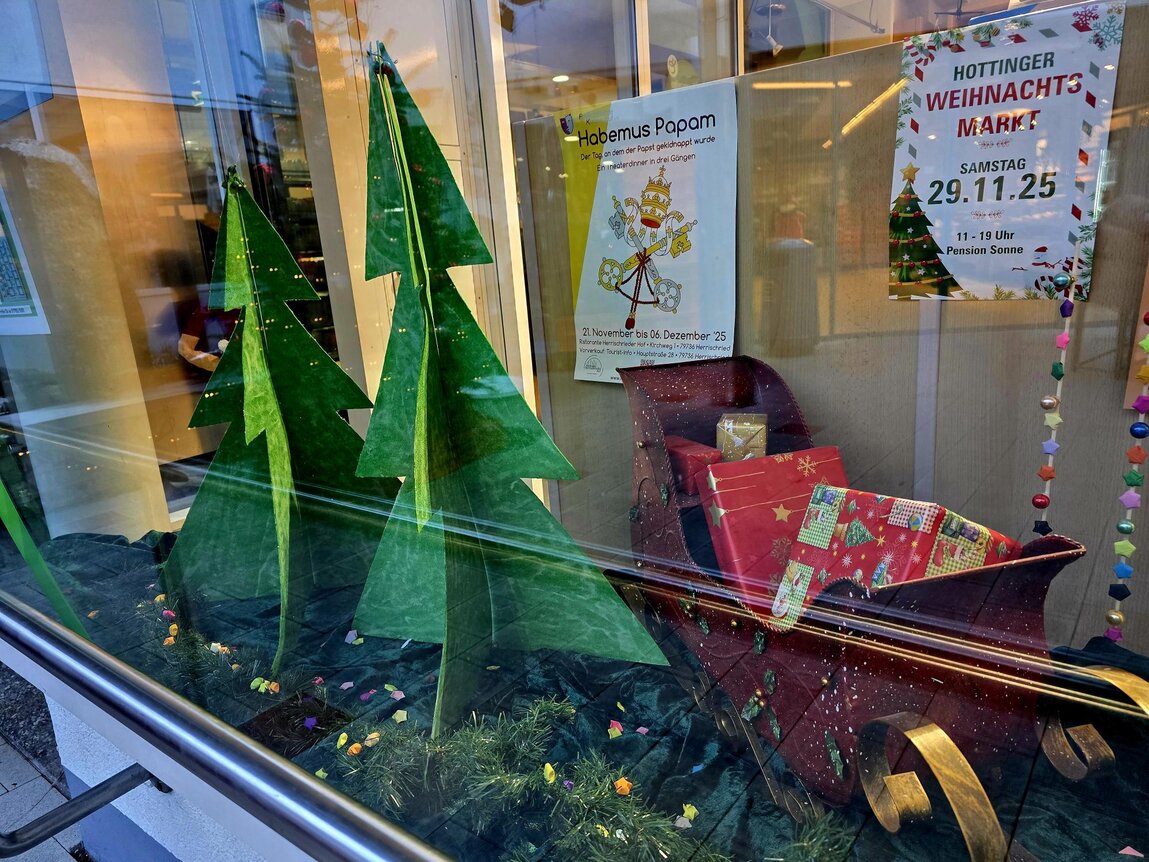 Dekoration im Schaufenster mit Flyer und Veranstaltungen