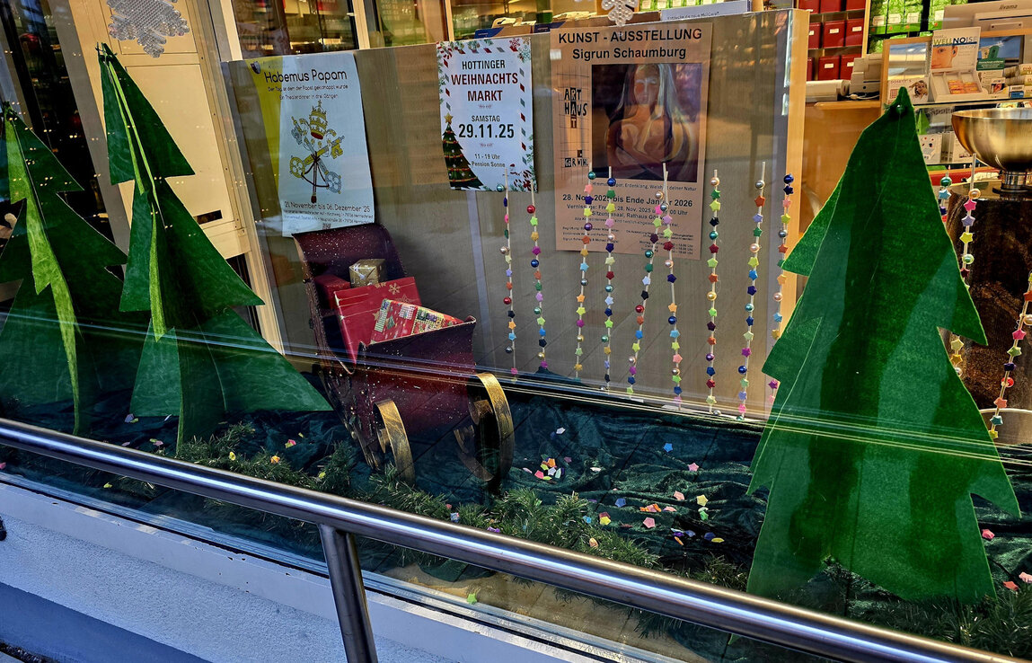 Dekoration im Schaufenster mit Schlitten